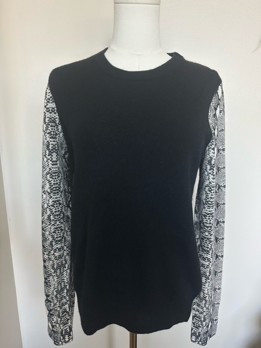 Equipment Femme Black Cashmere Snakeskin Sleeve Sweater M
